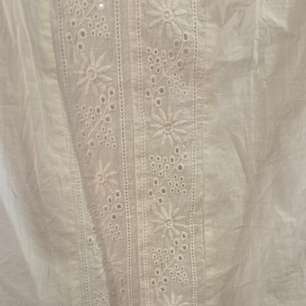 Chic White Eyelet Women's Blouse - Picture 4 of 9